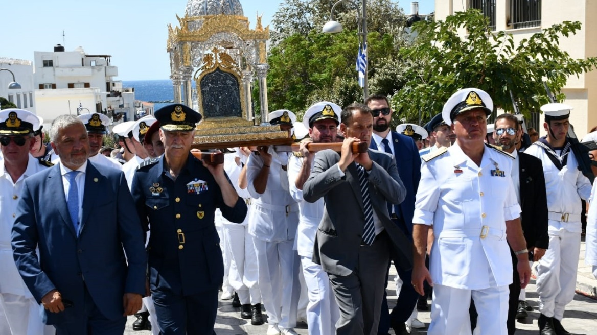 Τήνος: Ο υπουργός Άμυνας και ο αρχηγός ΓΕΕΘΑ σήκωσαν την εικόνα της Παναγίας