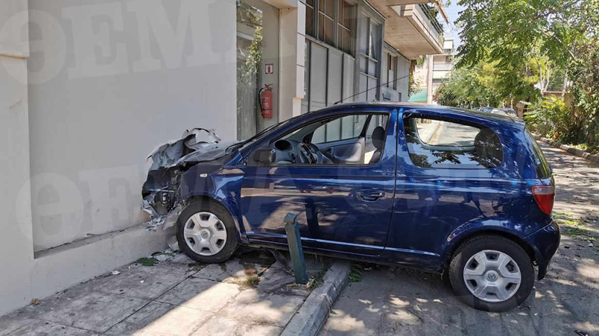 «Βουτιά» ΙΧ σε ζαχαροπλαστείο στο Νέο Ηράκλειο