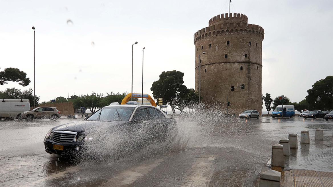 Καιρός: Δεκαπενταύγουστος στη μισή χώρα με καταιγίδες και στην άλλη μισή με ζέστη