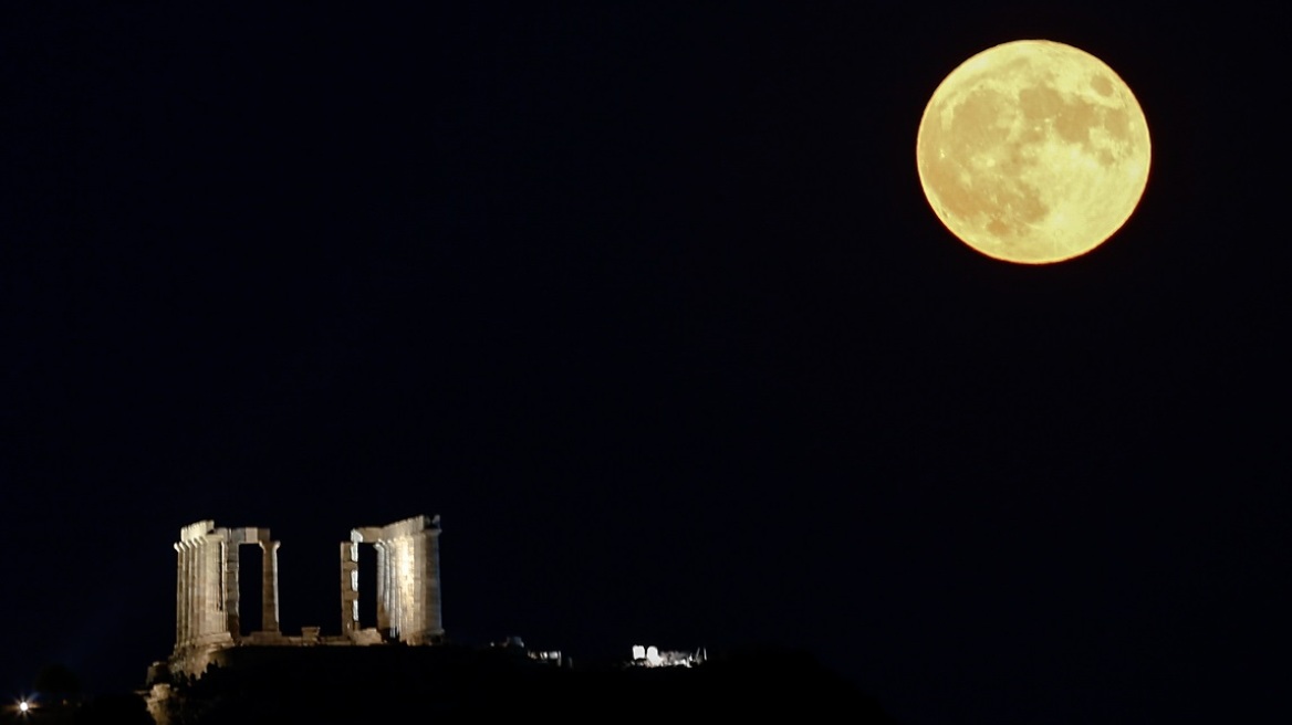 Η Πανσέληνος του Αυγούστου σε 11 καρέ από Ακρόπολη, Σούνιο, Παλαμήδι και Αρχαία Κόρινθο