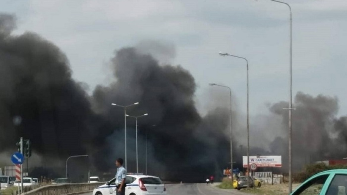 Θεσσαλονίκη: Υπό έλεγχο τέθηκε η φωτιά σε επιχείρηση κοντά στο αεροδρόμιο