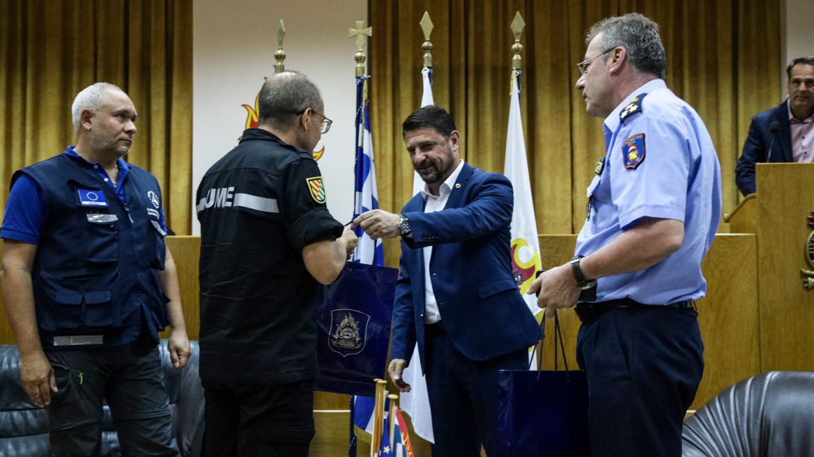 Φωτιά στην Εύβοια: Βράβευση των ξένων πληρωμάτων που συμμετείχαν στις επιχειρήσεις κατάσβεσης