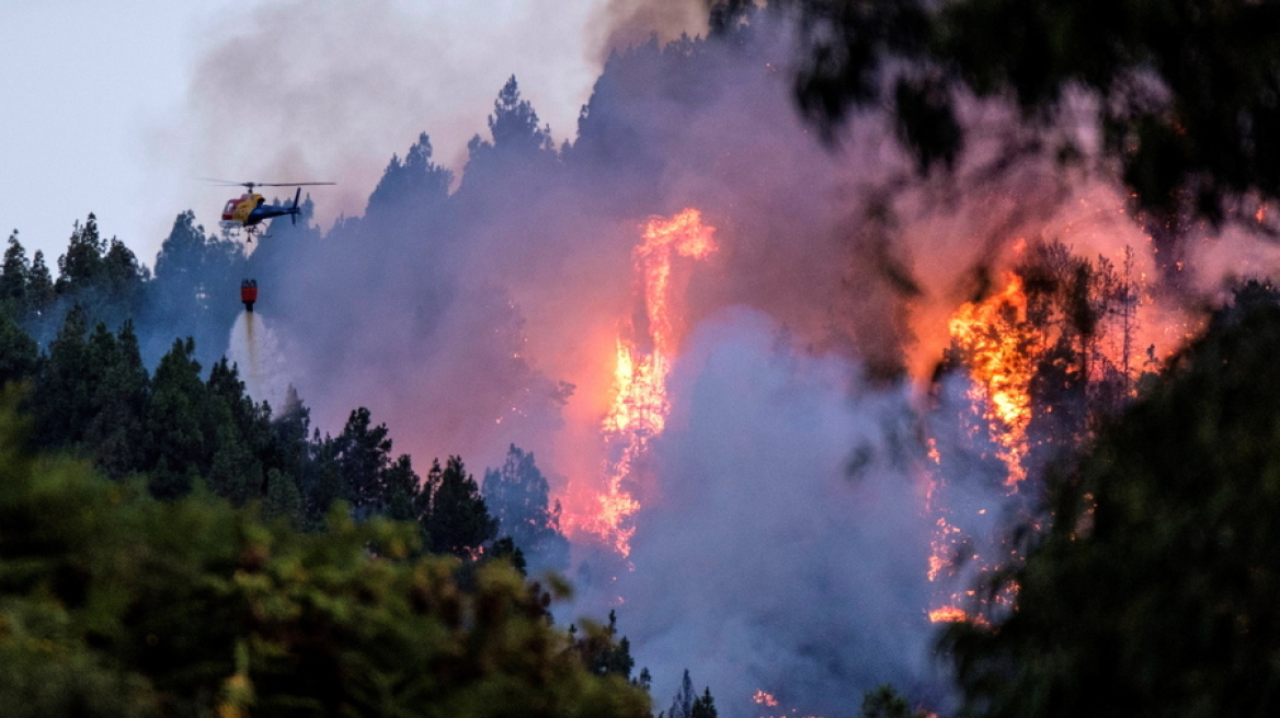 Γκραν Κανάρια: Εκκενώθηκαν τουριστικά θέρετρα εξαιτίας μεγάλης φωτιάς