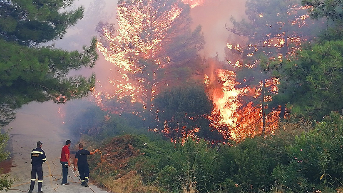 Σάμος: Χωρίς ενεργά μέτωπα η φωτιά - Δεν απειλούνται σπίτια και ξενοδοχεία