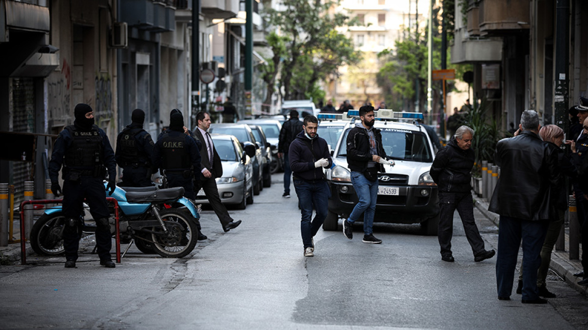 Εξάρχεια: Μεγάλη επιχείρηση της Αστυνομίας σε τέσσερα κτήρια