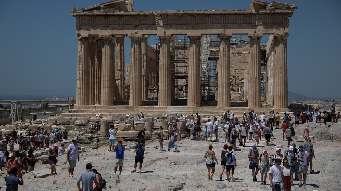 Μενδώνη: Εικόνα έντονης εγκατάλειψης στα πέριξ της Ακρόπολης