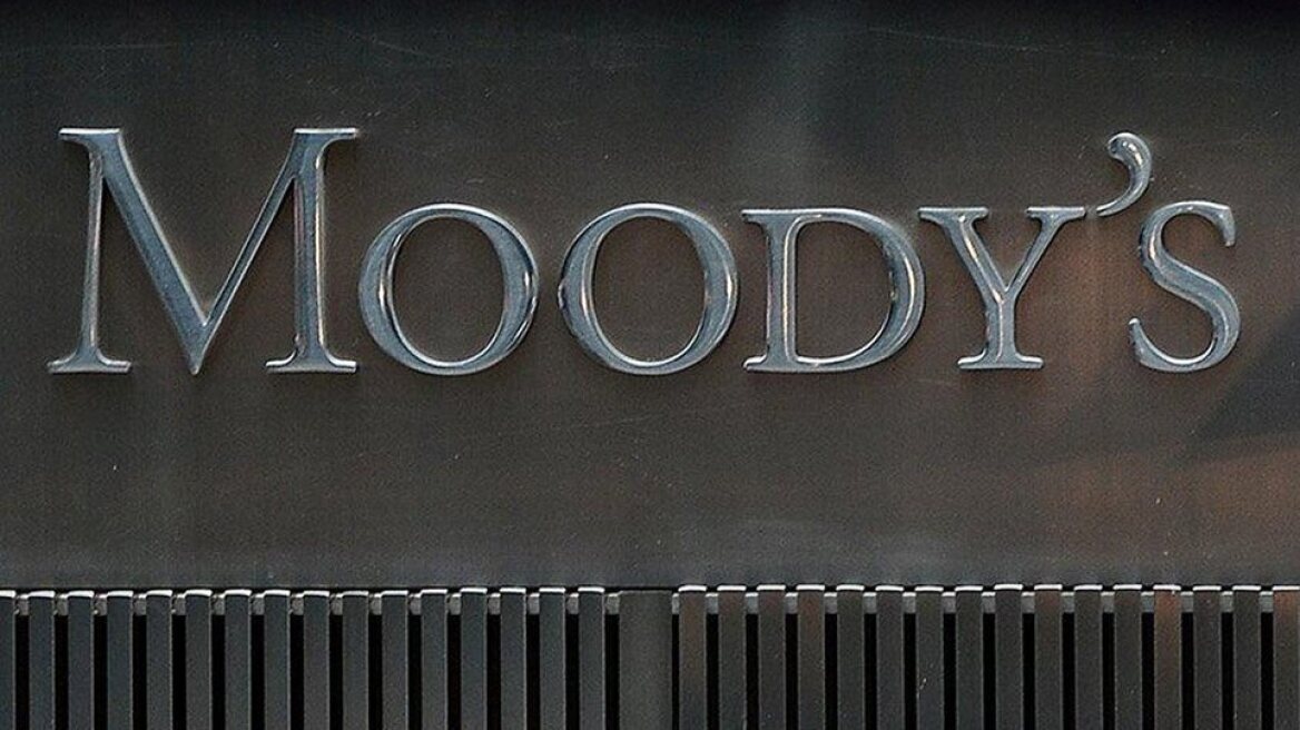 Moody's: Θα ενισχύσει καταθέσεις και επενδύσεις η άρση των capital controls