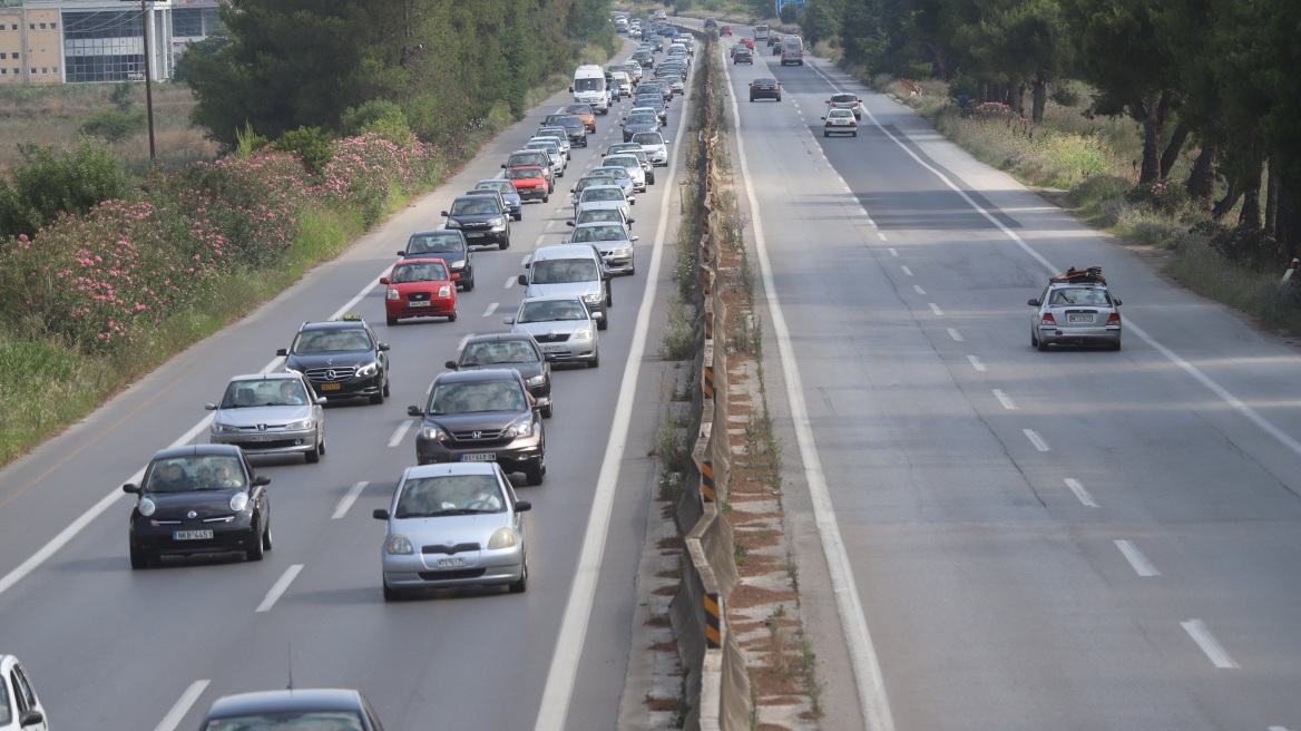 Ουρές χιλιομέτρων στον συνοριακό σταθμό των Ευζώνων