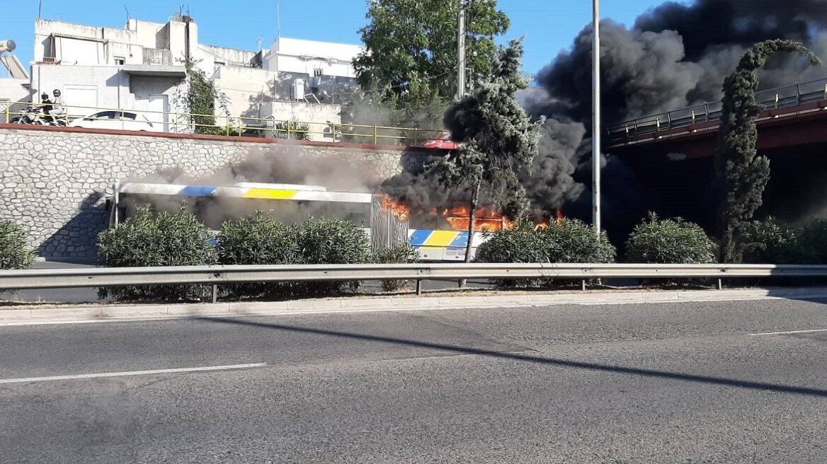 Νέα Φιλαδέλφεια: Φωτιά σε λεωφορείο του ΟΑΣΑ - Κυκλοφοριακό χάος στην Αθηνών-Λαμίας