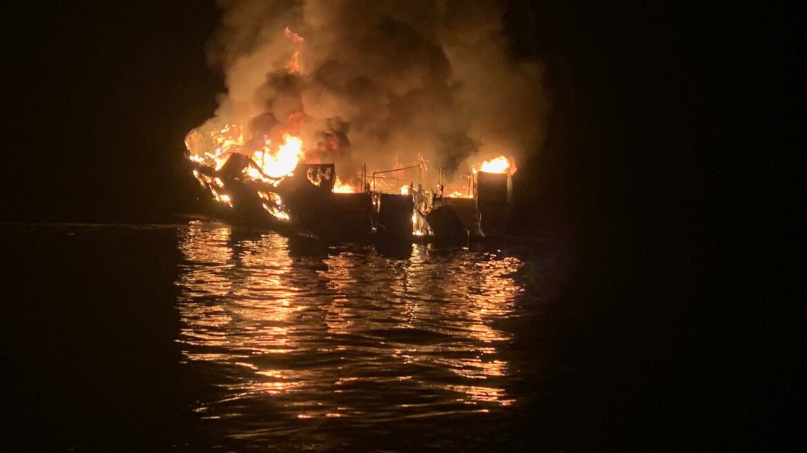 Φωτιά σε σκάφος στην Καλιφόρνια: Γλίτωσαν μόνο τα μέλη του πληρώματος