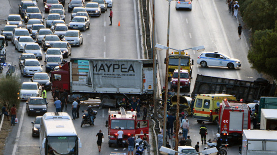 Δείτε βίντεο: Ανατροπή νταλίκας στην Αθηνών - Κορίνθου με τρεις τραυματίες 