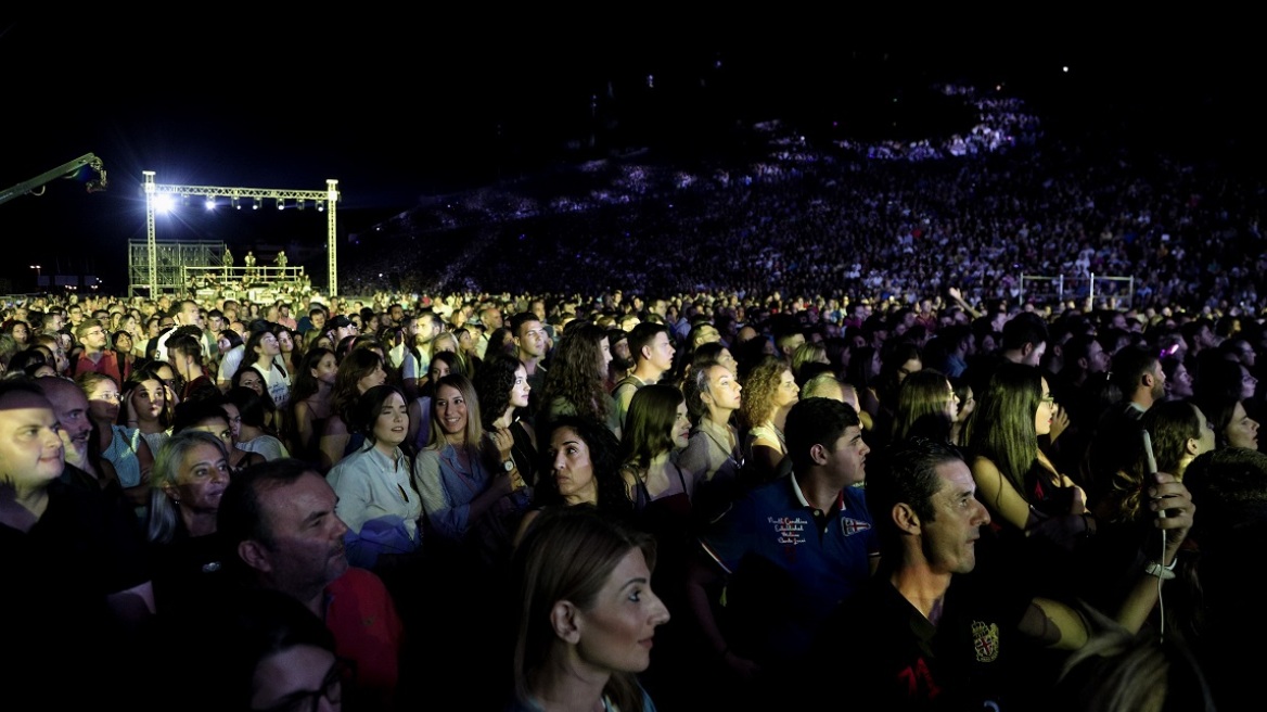 «Όλοι Μαζί Μπορούμε» στο Καλλιμάρμαρο: Κόσμος και καλλιτέχνες αποχαιρέτησαν με τραγούδια τον Λαυρέντη Μαχαιρίτσα