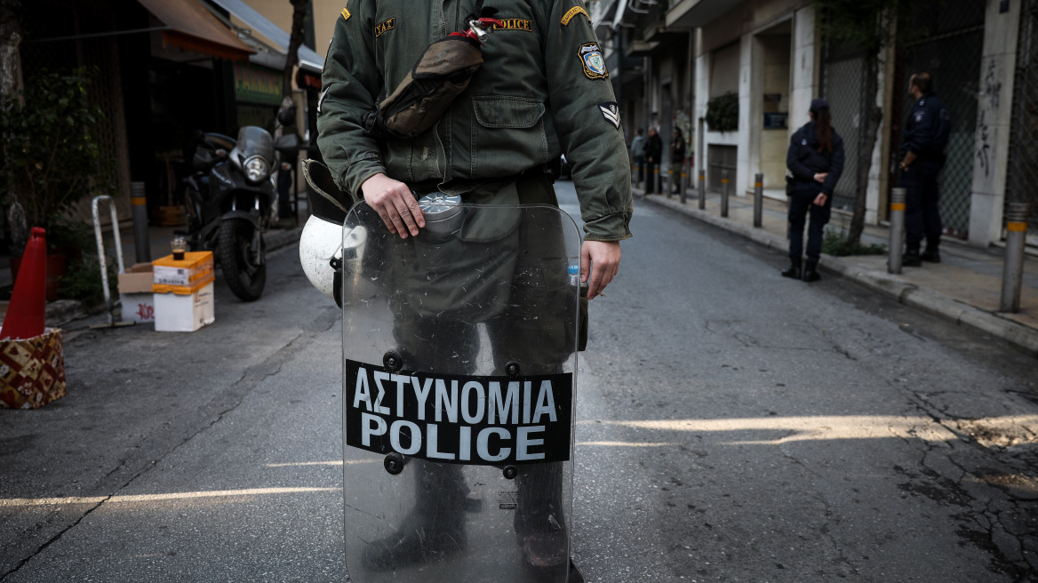 Πετροπόλεμος μεταξύ αλλοδαπών για υπό κατάληψη κτήριο στην πλατεία Βάθη