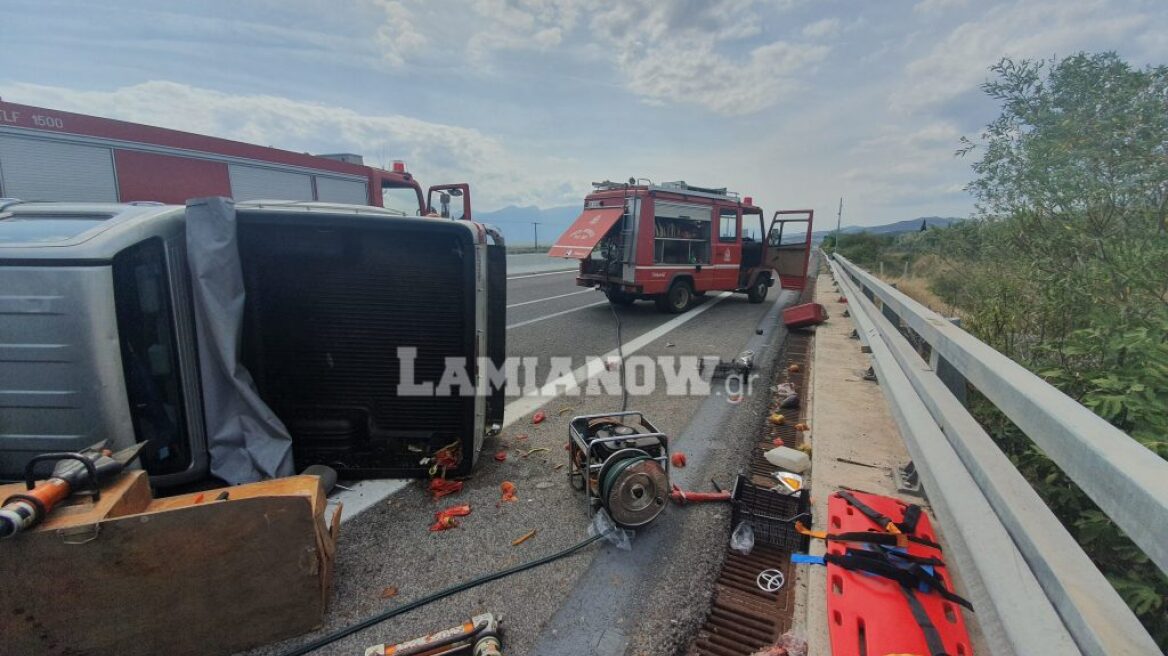 Αγροτικό όχημα τούμπαρε στη Θεσσαλονίκης - Αθηνών, έξω από τη Λαμία