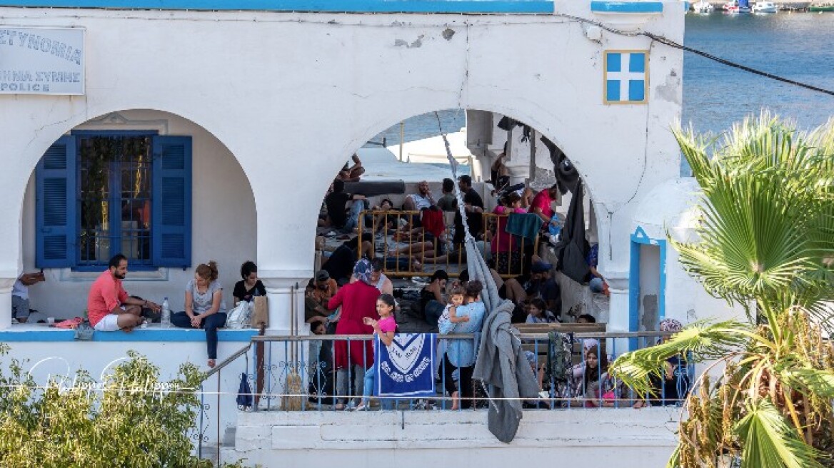 Σύμη: Αστυνομικό τμήμα και λιμεναρχείο «κατακλύζονται» από μετανάστες