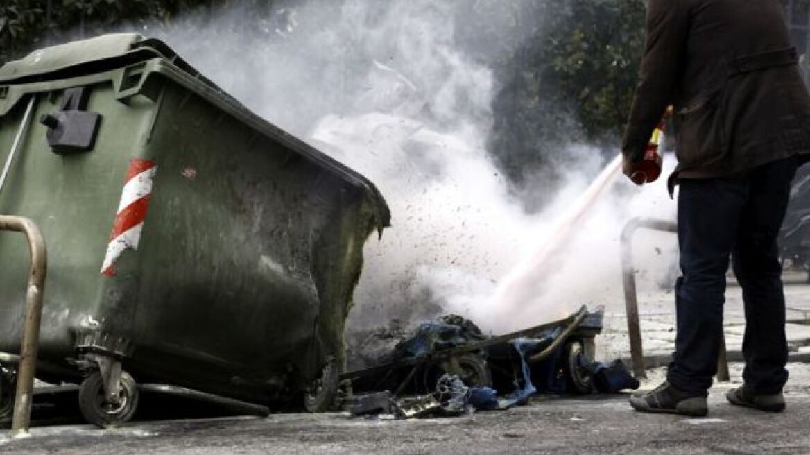 Μπαράζ εμπρησμών σε κάδους απορριμμάτων στην Καρδίτσα