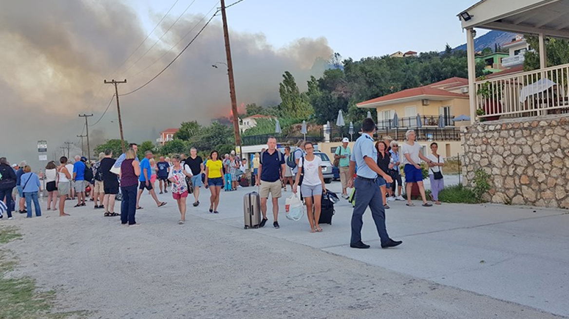 Φωτιά στα Λουρδάτα Κεφαλονιάς - Εκκενώθηκαν ξενοδοχεία και τουριστικά καταλύματα