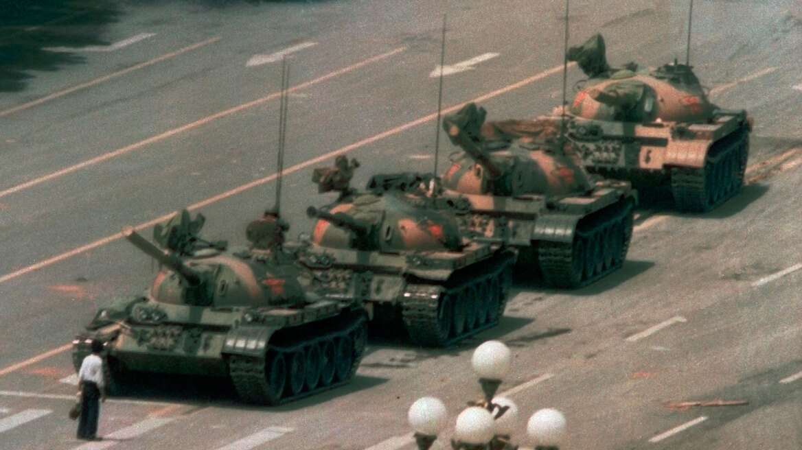 Πέθανε ο φωτογράφος του «Tank Man»