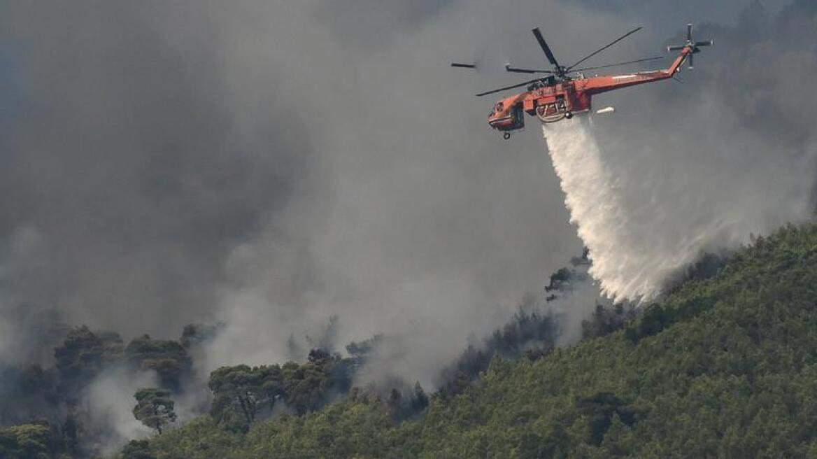 Συνεχίζεται η μάχη με τις φλόγες στο Λουτράκι 