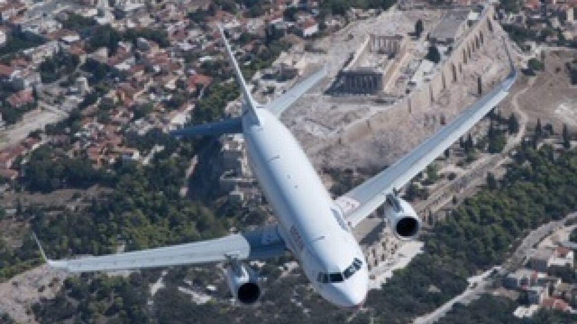 Athens Flying Week: Ιστορική πτήση πάνω από την Αθήνα!