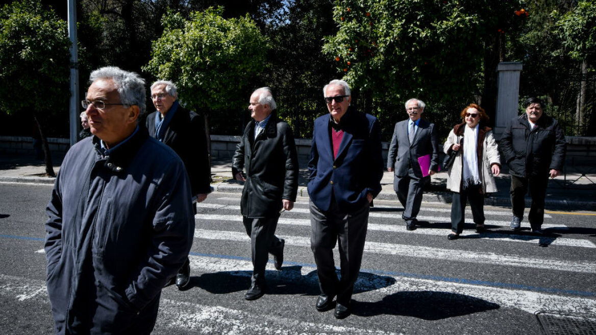 Συντάξεις χηρείας: Πότε θα δοθούν οι αυξήσεις και τα αναδρομικά