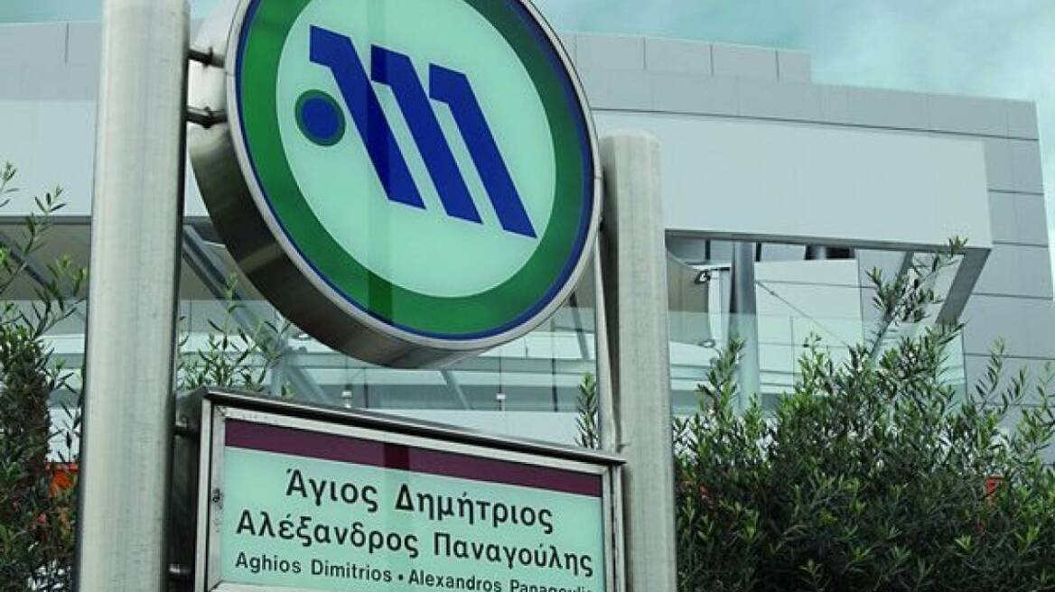 Απεγκλωβίστηκε ο άνδρας που έπεσε στις ράγες του μετρό στον Άγιο Δημήτριο