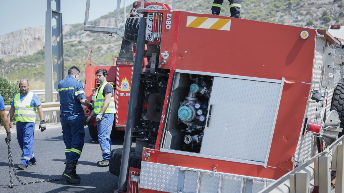 Νέα Μάκρη: Ανετράπη πυροσβεστικό όχημα - Δύο σοβαρά τραυματίες