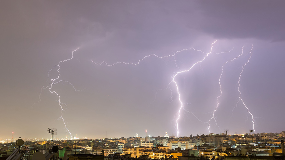 «Σαρώνει» η κακοκαιρία: 10.500 κεραυνοί στο Ιόνιο και τη Δυτική Ελλάδα έως τις 13:00