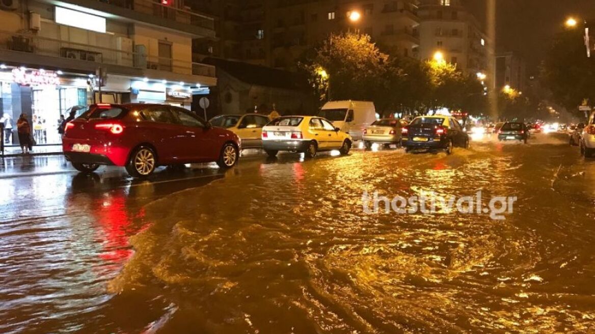 Κακοκαιρία πλήττει και τη Θεσσαλονίκη: «Ποτάμια» οι δρόμοι από τις καταιγίδες