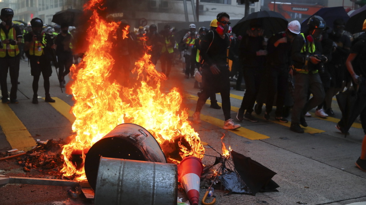 Χονγκ Κονγκ: Αστυνομικός πυροβόλησε διαδηλωτή στο στήθος