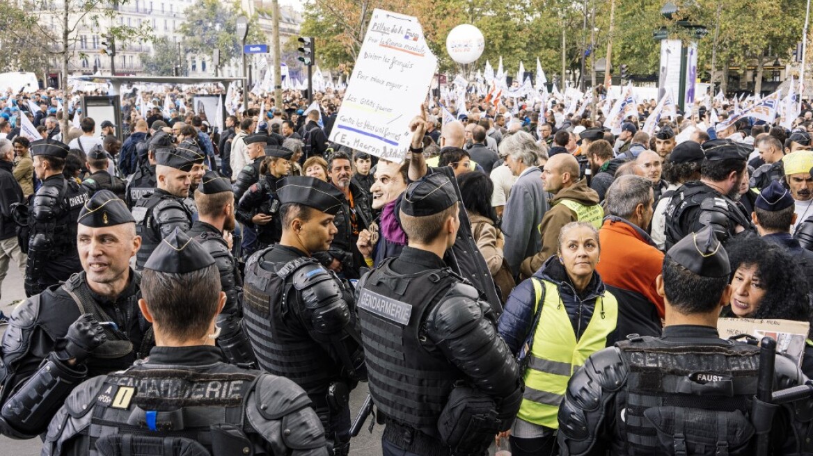 Γαλλία: Πορεία «οργής» αστυνομικών για τις 52 αυτοκτονίες συναδέλφων τους