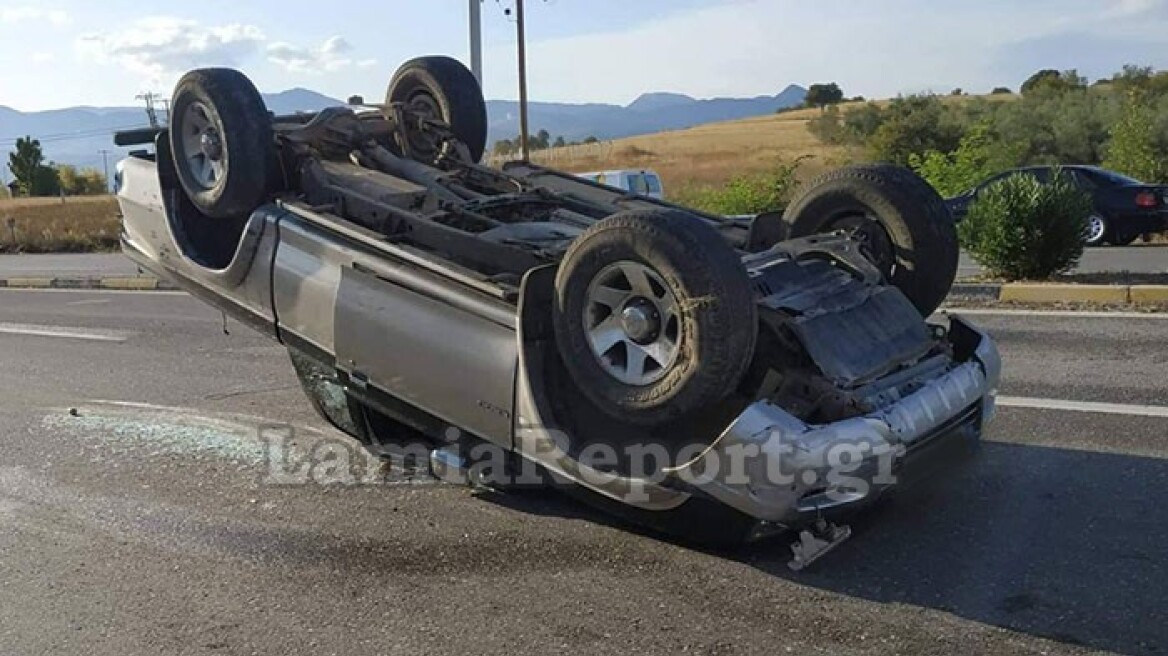 Φθιώτιδα: Αγροτικό αυτοκίνητο τουμπάρισε στη μέση της εθνικής οδού - Σώοι οι επιβάτες