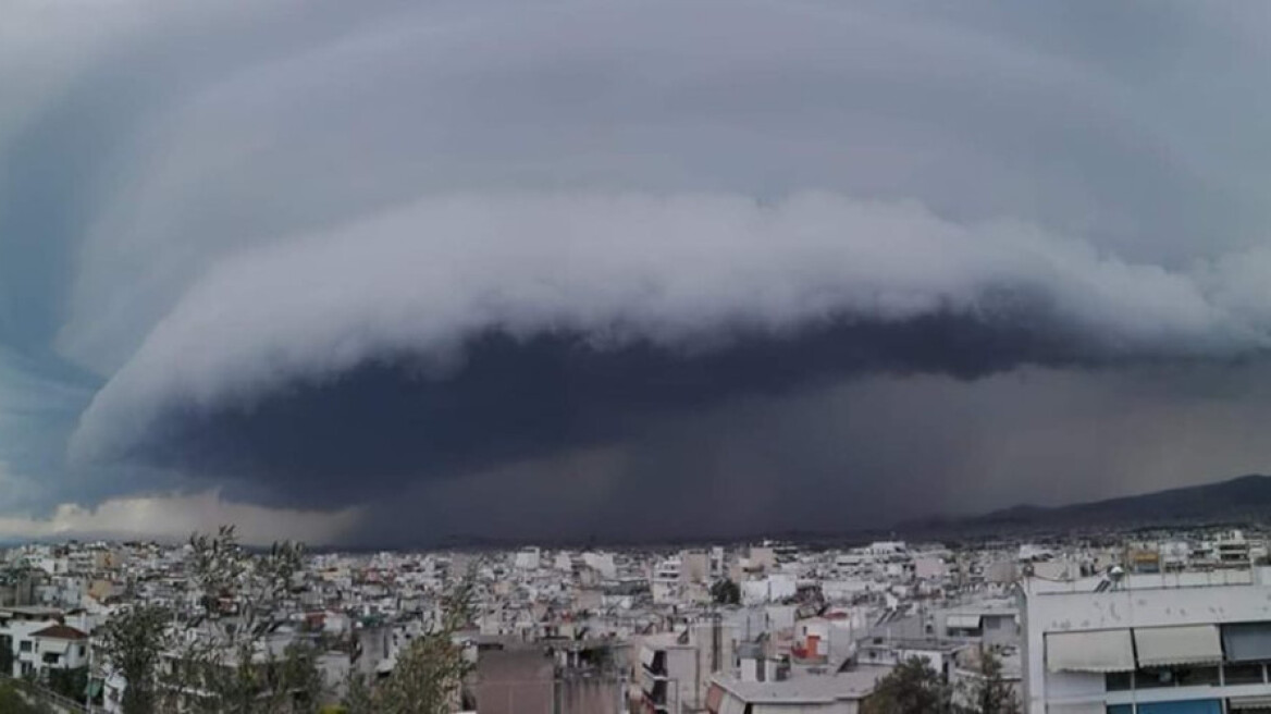 Καιρός-Εντυπωσιακές εικόνες: Tι είναι το shelf cloud που «κατάπιε» την Αττική πριν την καταιγίδα