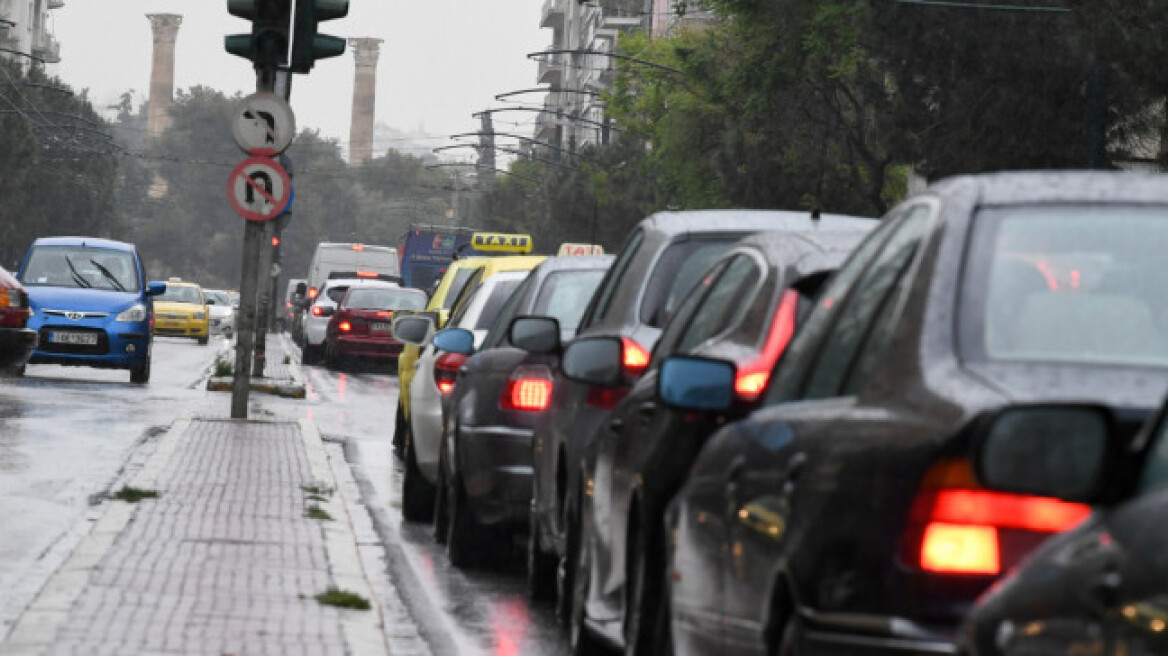 Κίνηση τώρα: Μποτιλιαρισμένοι δρόμοι μετά το χαλάζι - Πού υπάρχουν καθυστερήσεις 