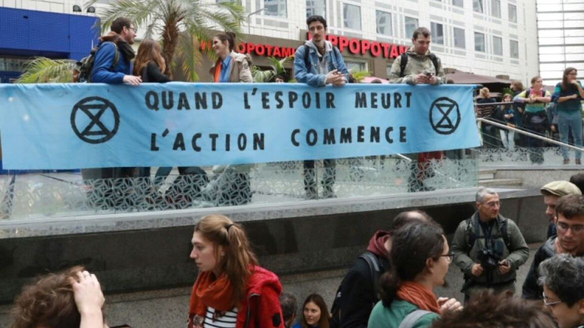 Γαλλία: Μέλη της Extinction Rebellion απέκλεισαν ένα εμπορικό κέντρο στο Παρίσι