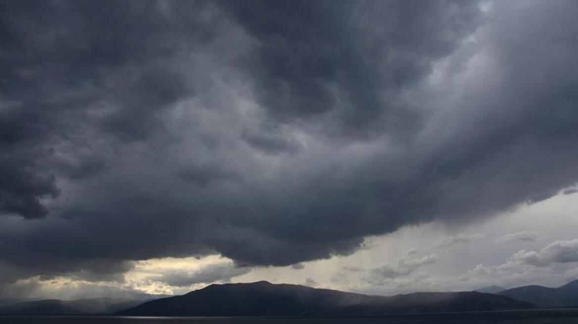 Συννεφιές και τοπικές βροχές, με θερμοκρασίες έως 27 βαθμούς, αναμένονται την Κυριακή