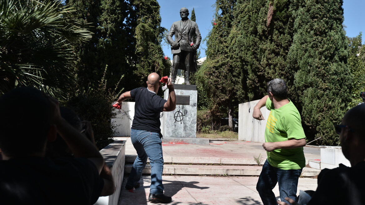 Ένταση στην συγκέντρωση του ΠΑΜΕ: Πέταξαν μπογιές στο άγαλμα του Τρούμαν