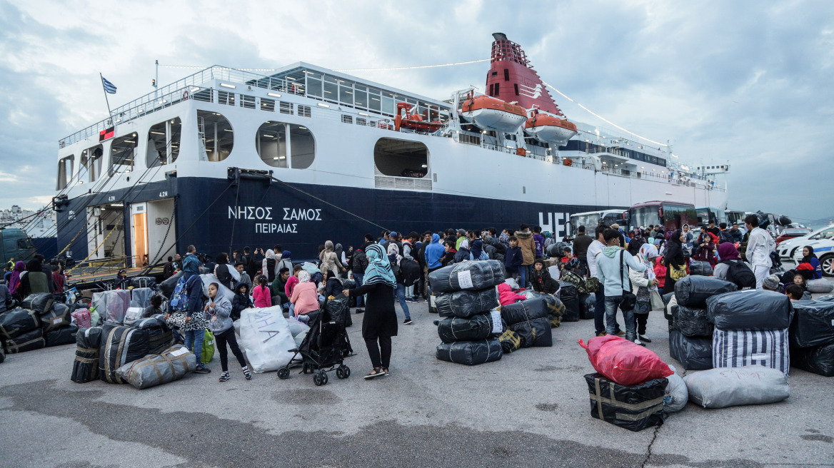 Στον Πειραιά μεταφέρθηκαν 500 πρόσφυγες και μετανάστες από τη Σύμη