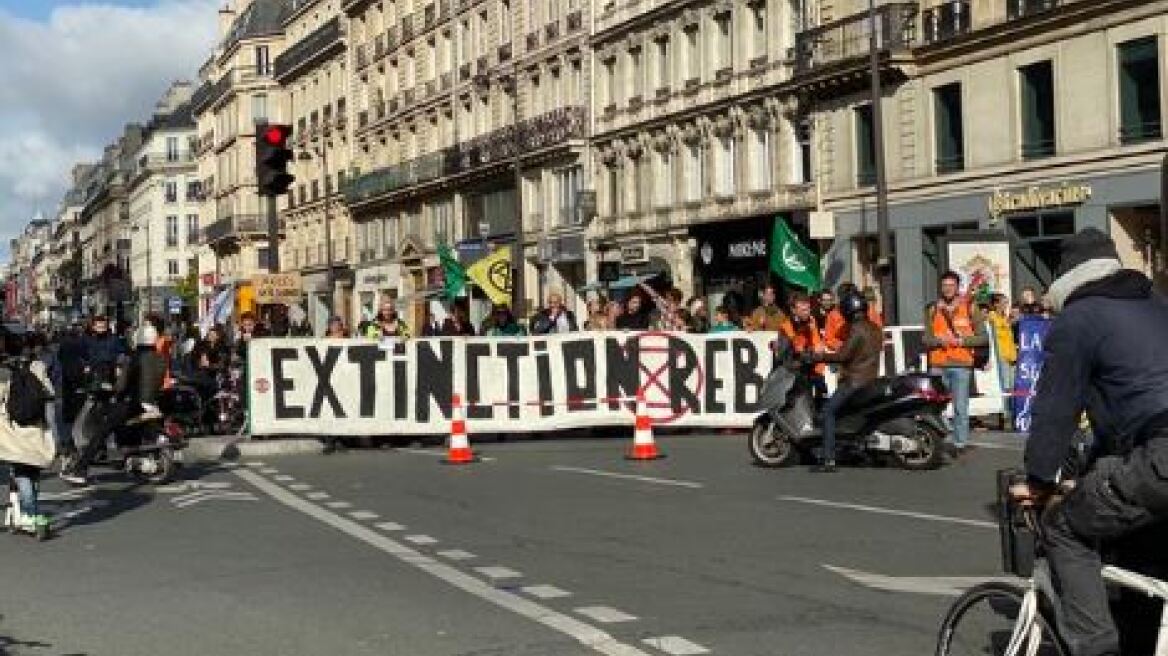 Παρίσι: Ακτιβιστές της Extinction Rebellion έκλεισαν σημαντική οδική αρτηρία