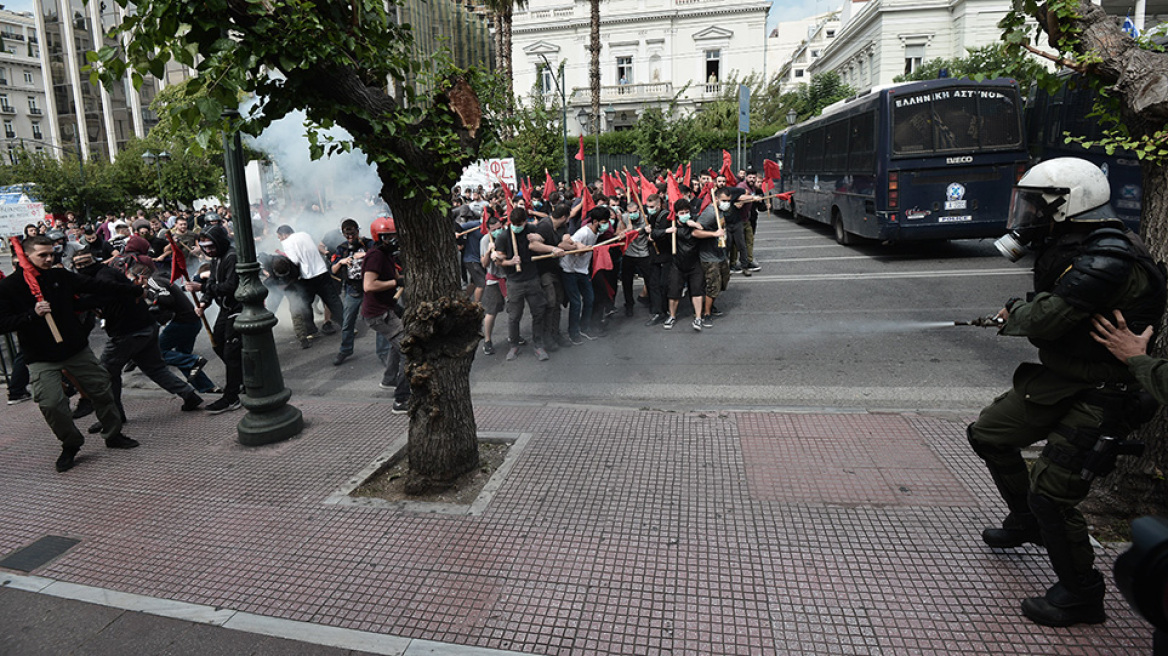 Χημικά και κρότου λάμψης στην πορεία των φοιτητών στην Αθήνα