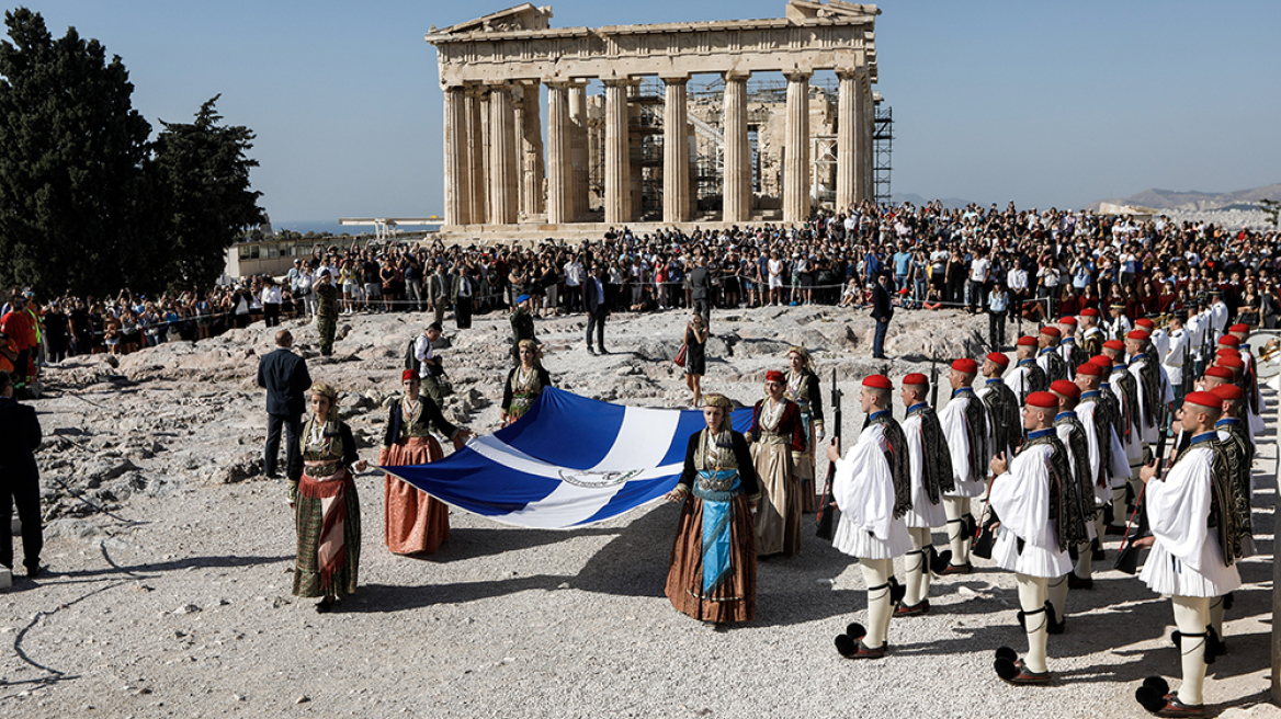 H Aθήνα γιορτάζει τα 75 χρόνια από την απελευθέρωσή της - Δείτε εικόνες με τους Εύζωνες στην Ακρόπολη