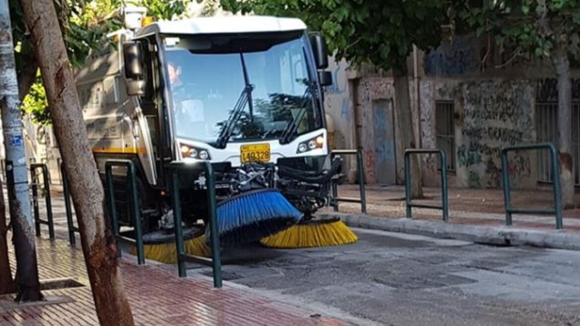 «Σκούπα» από τον δήμο Αθηναίων στην οδό Αντωνιάδου δίπλα στην ΑΣΟΕΕ