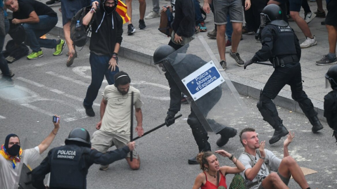 Πολλές καθυστερήσες και αναβολές πτήσεων στη Βαρκελώνη εξαιτίας των διαδηλώσεων