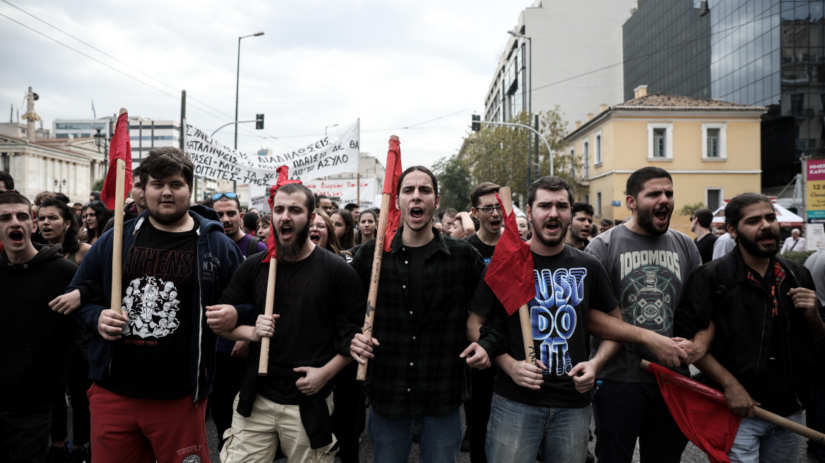 Συλλαλητήριο φοιτητών το μεσημέρι στα Προπύλαια