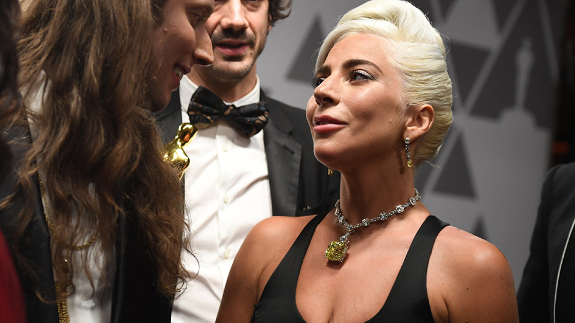 Σοβαρό ατύχημα για τη Lady Gaga: Έπεσε από τη σκηνή με θαυμαστή της