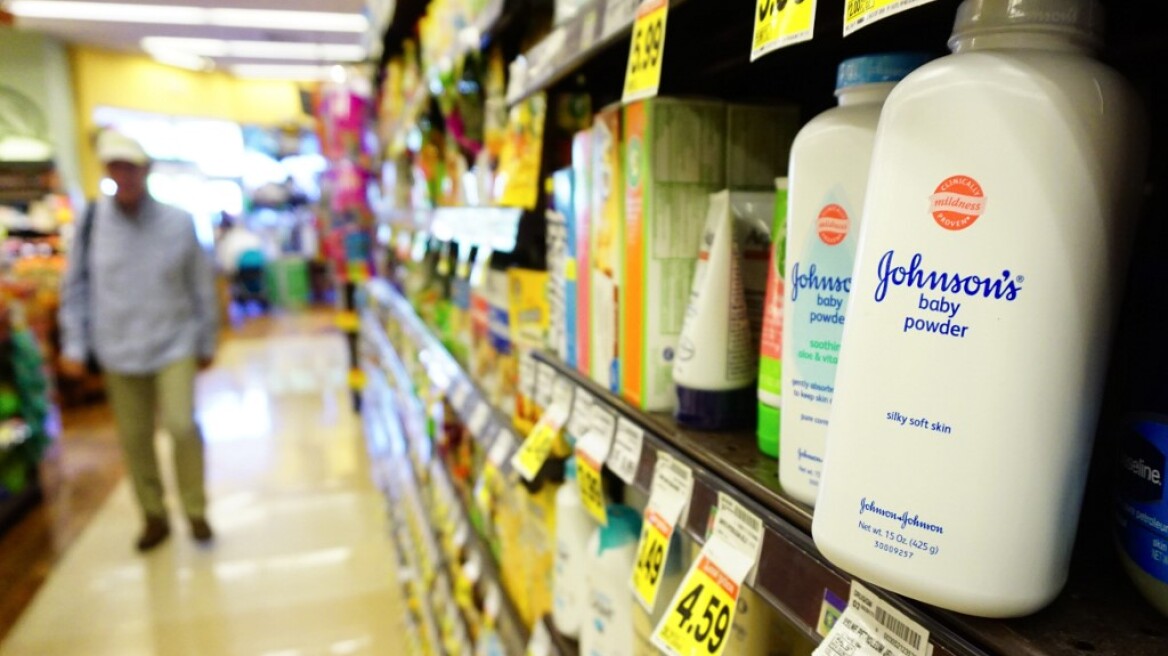 Johnson & Johnson: Εντοπίστηκαν ίχνη αμιάντου σε γνωστή βρεφική πούδρα