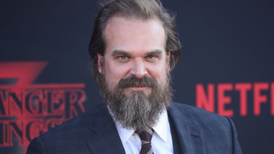 Ο Hopper του Stranger Things είναι τρελά ερωτευμένος