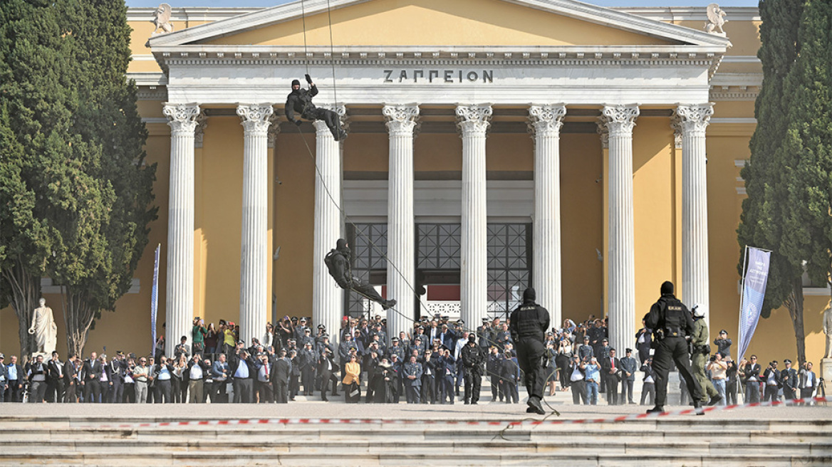 «Ημέρα της Αστυνομίας»: Ελικόπτερα, μηχανές, ποδήλατα και αστυνομικοί σκύλοι στη γιορτή της ΕΛΑΣ