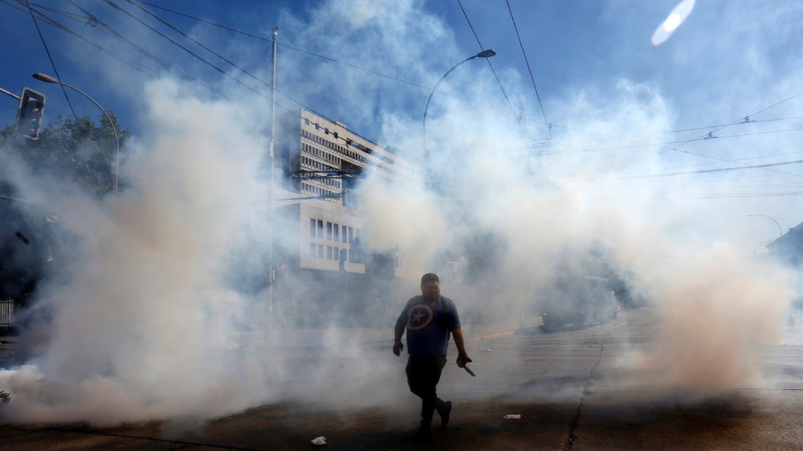 Χιλή: Η Δημοκρατία έχει υποχρέωση να αμυνθεί με... απαγόρευση κυκλοφορίας στους δρόμους