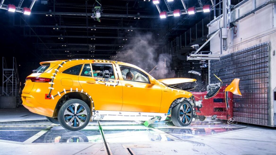 Video: 60 χρόνια crash tests για τη Mercedes